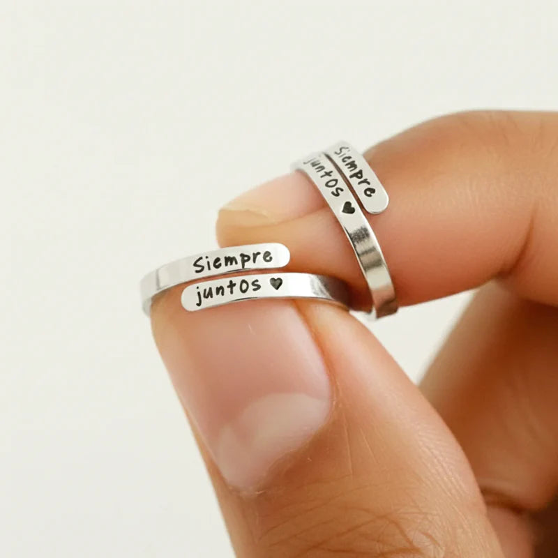 Anillos apilables Siempre Juntos en la mano