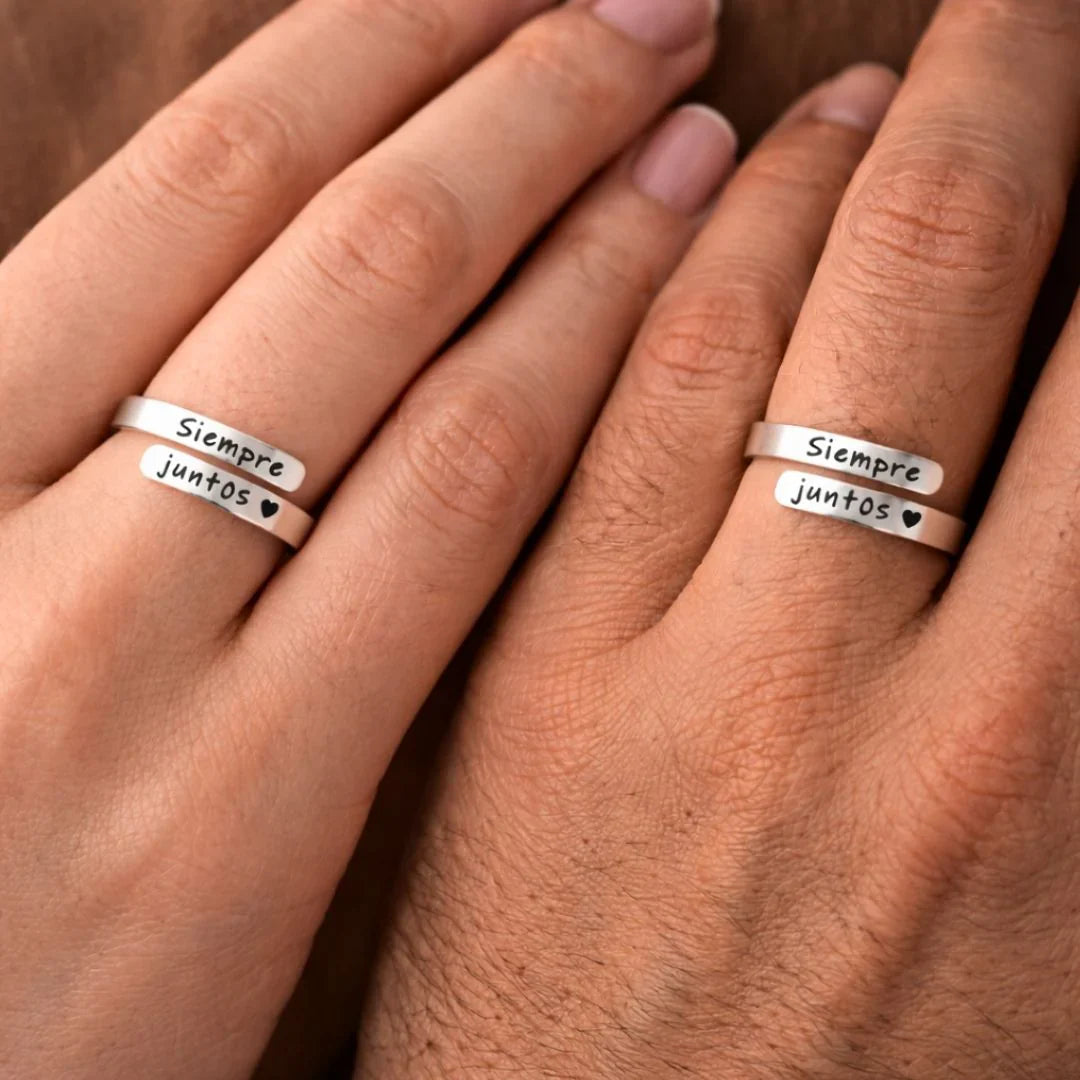 Pareja usando anillos Siempre Juntos