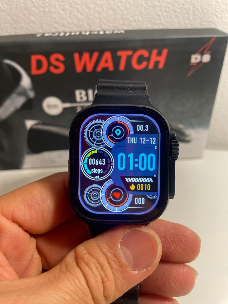 Reloj T10 Ultra 2 sostenido en la mano
